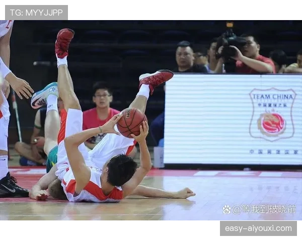 你知道篮球裁判是怎样判定两次运球的吗？